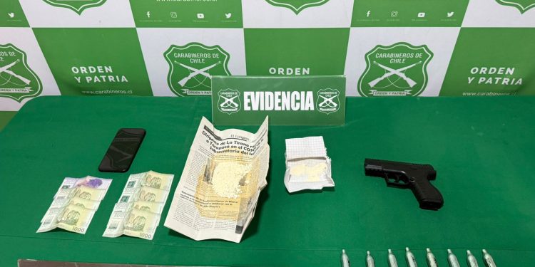 Carabineros detiene a sujeto por tráfico de drogas en pleno centro de Iquique: Incautan droga, arma y especies