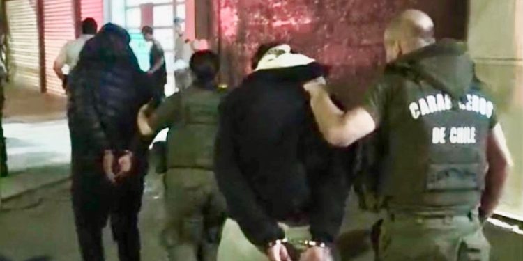 Carabineros detiene a dos adolescentes y recupera camión robado tras seguimiento en Ruta A-65