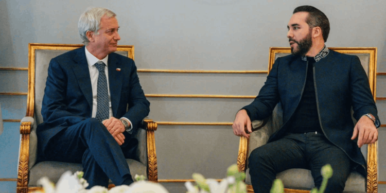 67% evalúa positivamente la última gira del Presidente Kast y 38% cree que la reunión más importante que ha tenido hasta ahora fue con Nayib Bukele