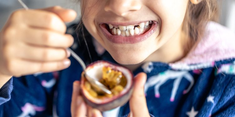 Más snacks y menos cepillado: Por qué aumentan las caries en niños en verano