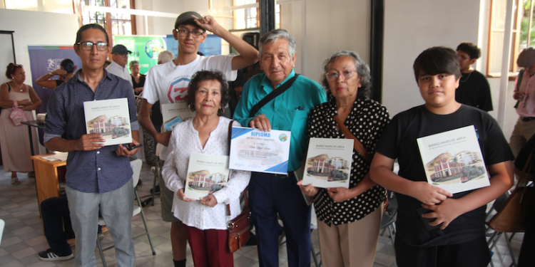 Emotivo lanzamiento de libro Barrio Maipú de Arica que consigna un siglo de historia