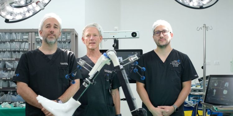 Clínica Santa María incorpora robot CORI para cirugías de rodilla, mejorando la precisión y la recuperación de los pacientes