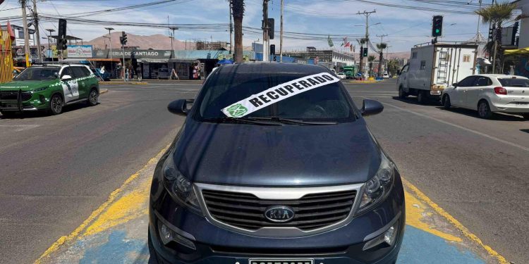 Carabineros detiene a tres ladrones que huían en vehículo con encargo por robo en Alto Hospicio