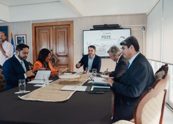 Gobernador Carvajal presentó detalles del Plan de Zonas Extremas a los parlamentarios de Tarapacá