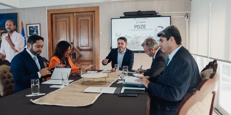 Gobernador Carvajal presentó detalles del Plan de Zonas Extremas a los parlamentarios de Tarapacá