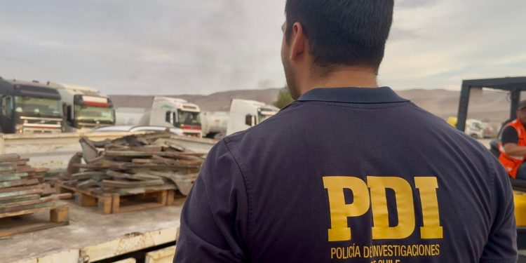 PDI incautó más de 10 toneladas de cobre y plomo escondidos entre la carga de un camión en Valle de Lluta