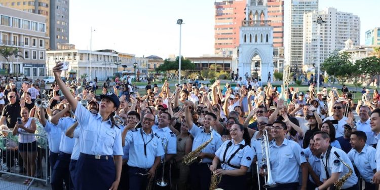 Big Band de la FACH efectuó concierto en Plaza Prat de Iquique