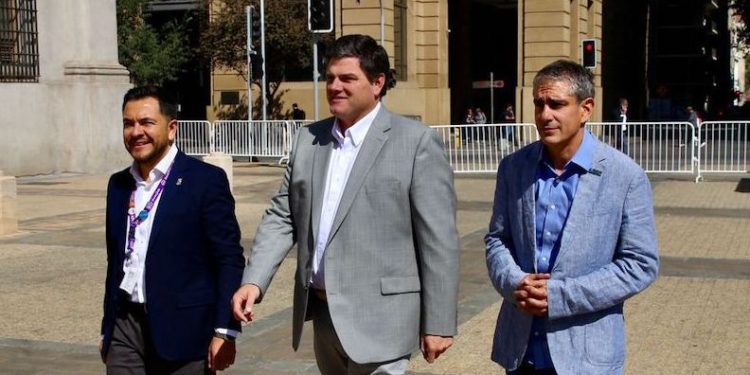 Asociaciones municipales se reúnen en La Moneda y llaman a construir agenda social ante alza de combustibles