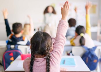 Becas de hasta $170 mil para estudiantes destacados: Así se puede postular