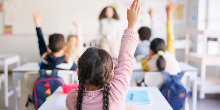 Becas de hasta $170 mil para estudiantes destacados: Así se puede postular