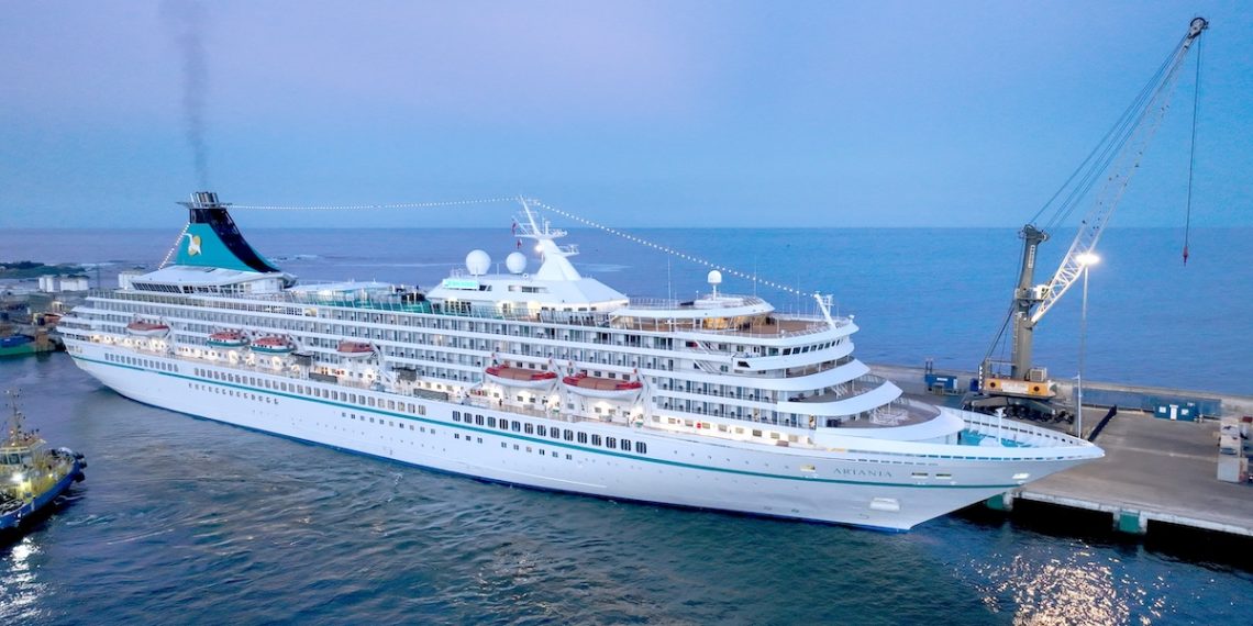 Crucero Artania arriba al Puerto de Iquique con 1.500 personas a bordo