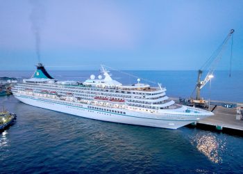 Crucero Artania arriba al Puerto de Iquique con 1.500 personas a bordo