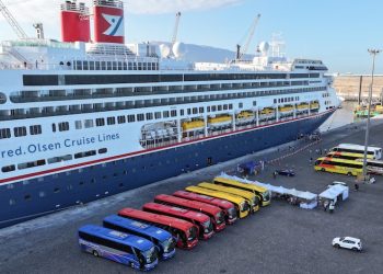 Puerto de Iquique recibe por primera vez al crucero Borealis