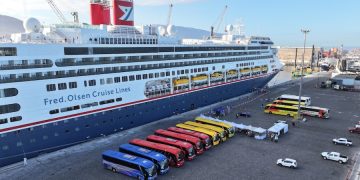 Puerto de Iquique recibe por primera vez al crucero Borealis