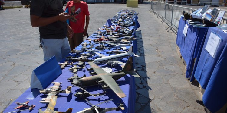 En Plaza Prat: 246 historias de acero en honor a la Fuerza Aérea