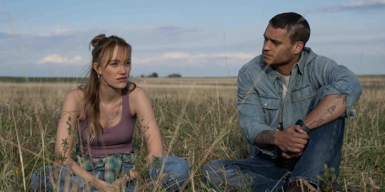 No te olvidaré: Maika Monroe reemplaza el terror por el drama