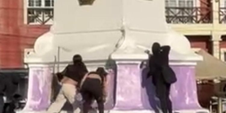 Detenidas por daños a monumento del Héroe del Combate Naval de Iquique, Capitán Arturo Prat