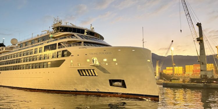 Puerto de Iquique recibió crucero de lujo Viking Polaris