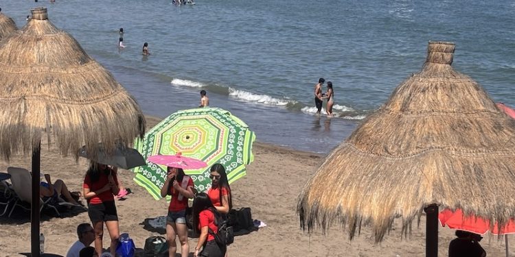 Barrios Comerciales 21 de Mayo y Colón llevaron su oferta a las playas de Arica