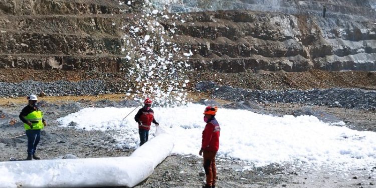 Nanoespuma creada por científicos en Chile reduce drásticamente la contaminación por polvo en minería