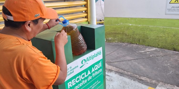Aguas del Altiplano invita a usar puntos de reciclaje de aceite domiciliario