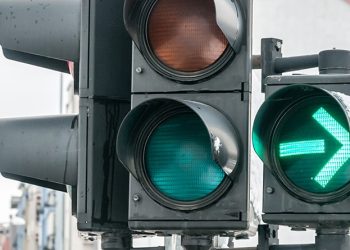 La luz verde no siempre significa que puedes doblar sin riesgo: ¿Qué indica la flecha en los semáforos?