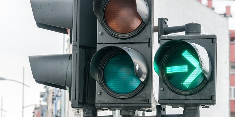 La luz verde no siempre significa que puedes doblar sin riesgo: ¿Qué indica la flecha en los semáforos?