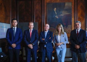 Ministro de Hacienda junto a la Ministra de Energía encabezan reunión para analizar cursos de acción ante alza internacional del petróleo