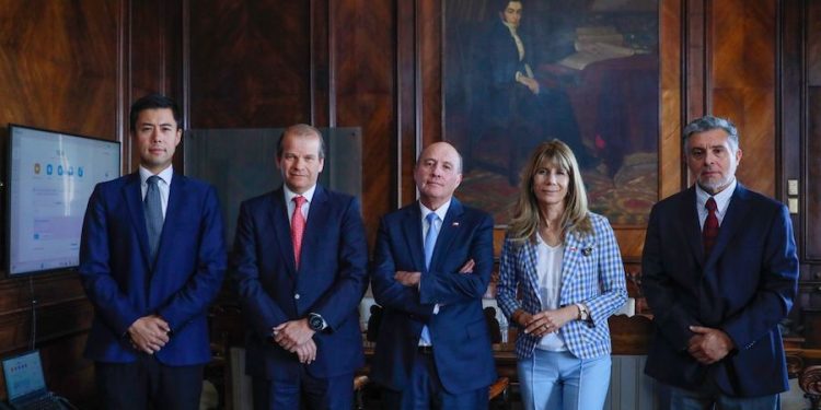 Ministro de Hacienda junto a la Ministra de Energía encabezan reunión para analizar cursos de acción ante alza internacional del petróleo