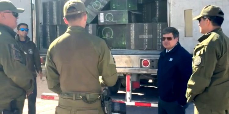 Tres detenidos por millonaria internación ilegal de cigarrillos. Contrabando venía oculto en dos camiones.