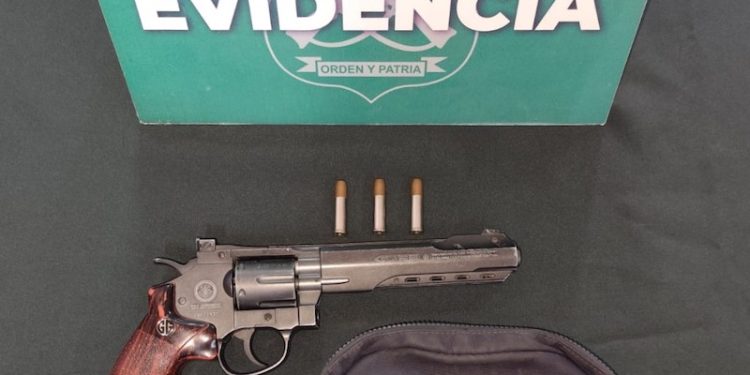 Dos detenidos por portar revólver y arma cortante en dos plazas de Iquique