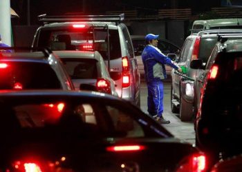 Automovilistas colapsan bencineras tras anuncio de alza histórica en los combustibles