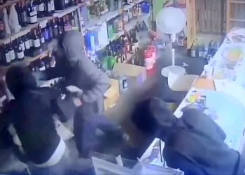 Condenan a adulto y adolescente por violento robo a tienda de licores de Antofagasta