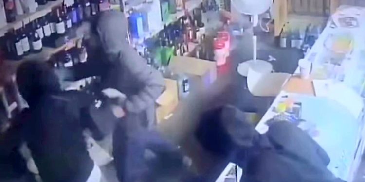 Condenan a adulto y adolescente por violento robo a tienda de licores de Antofagasta