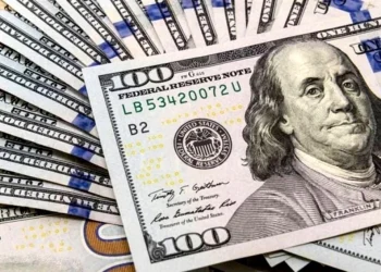 Aumento del dólar y el conflicto en Medio Oriente: ¿cómo se traspasa la crisis al bolsillo chileno?