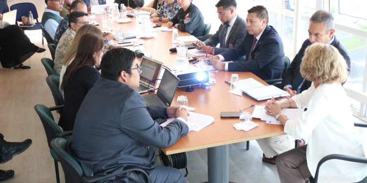 Delegada presidencial y comisionado en sesión del Consejo Regional Contra el Crimen Organizado