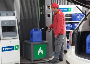 Enap informa fuerte alza de $107 en la parafina: Efecto del conflicto en Medio Oriente: