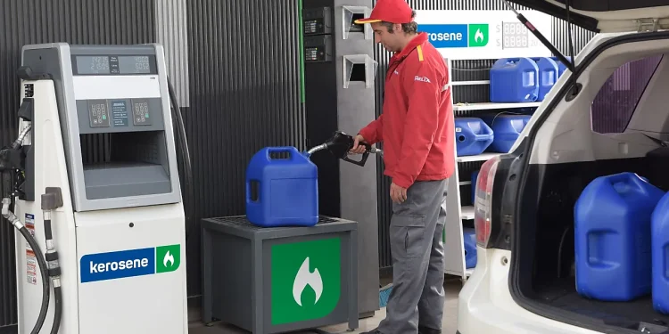 Enap informa fuerte alza de $107 en la parafina: Efecto del conflicto en Medio Oriente: