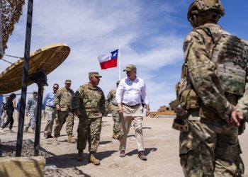 Presidente Kast inspecciona obras de control fronterizo en Chacalluta y destaca despliegue del Ejército para resguardar la soberanía nacional