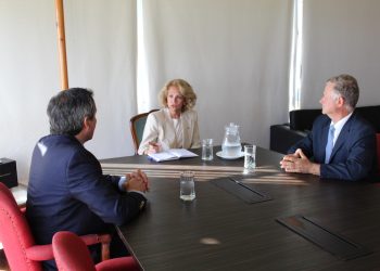 Delegada Presidencial de Tarapacá recibe a director regional de CONAF en saludo protocolar