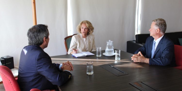 Delegada Presidencial de Tarapacá recibe a director regional de CONAF en saludo protocolar