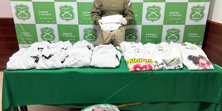 Mujer llevaba más de 22 kilos de cocaína impregnados en ropa