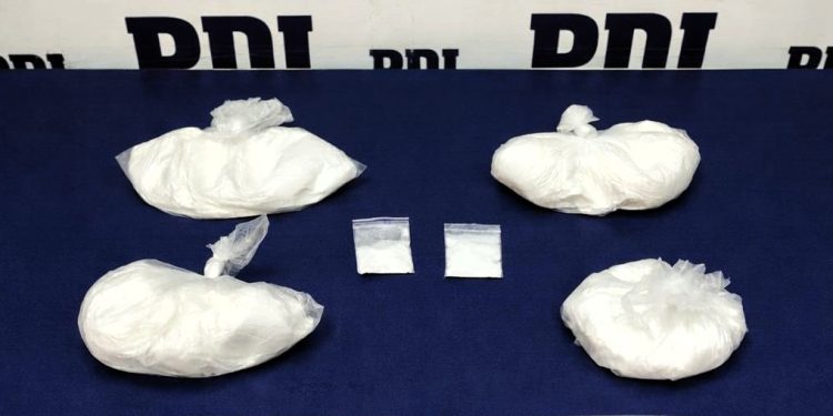 PDI Arica detuvo a imputado por tráfico de drogas en aeropuerto Chacalluta: portaba 660 dosis de ketamina en polvo