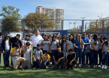 Colegio Médico de Iquique y Colegio Monte Carmelo firman alianza en beneficio de estudiantes de Alto Hospicio