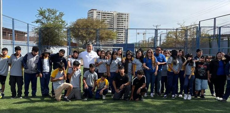 Colegio Médico de Iquique y Colegio Monte Carmelo firman alianza en beneficio de estudiantes de Alto Hospicio