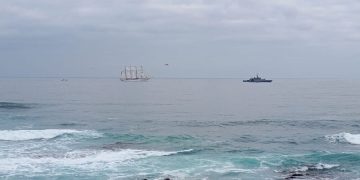 Esta tarde el Buque Escuela Esmeralda navegó a la cuadra de Iquique