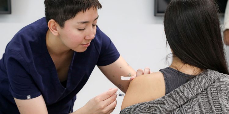 Dirección del Trabajo: ¿Sabías que tienes medio día de permiso laboral para vacunarte?