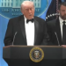 Trump confirma un oficial herido tras balacera en cena con periodistas: Afirmó que atacante portaba «varias armas»