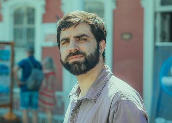 Mágico Fuenzalida presenta “Encargos y regalos”, un viaje de ida y vuelta al folclor y la nostalgia.