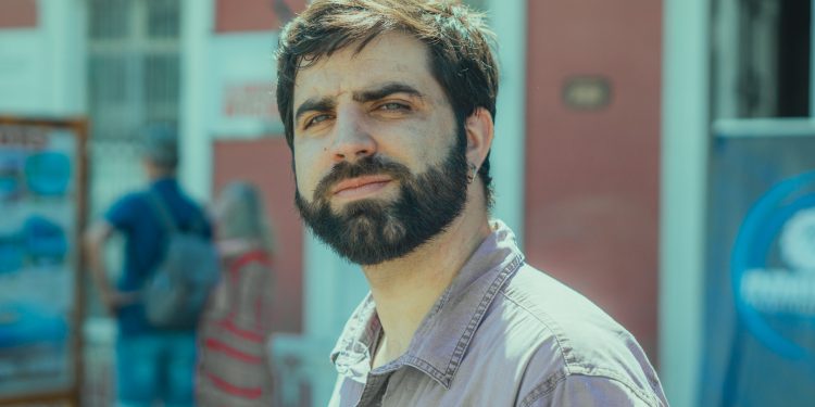 Mágico Fuenzalida presenta “Encargos y regalos”, un viaje de ida y vuelta al folclor y la nostalgia.